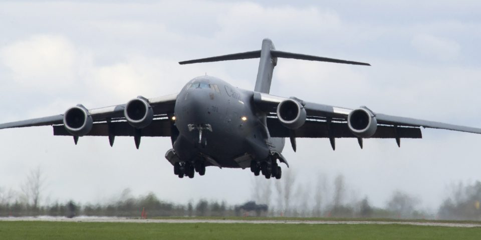 FA2012-1007-01
25 Apr 2012
Trenton, Ontario

The CC-177 Globemaster performs touch and goes at Mountain View.On 25 April 2012, at 8 Wing Trenton, Ontario, 429 Squadron validated techniques, aircraft systems and training while performing the first Canadian Heavy Equipment Drop from a CC-177, Globemaster. The Globemaster has the capability to airdrop 110,000 pounds using multiple air drop platforms. Unlike the Container Delivery System which is gravity dispatched, the Heavy Air Drop System uses an extraction chute to dispatch the load.

Photo credit- Sgt Ron Flynn


FA2012-1007-01
25 avril 2012
Trenton (Ontario)

Le CC177 Globemaster exécute des posés-décollés à Mountain View.Le 25 avril 2012, à la 8e Escadre Trenton (Ontario), le 429e Escadron a validé les techniques, les systèmes d’aéronef et l’entraînement reçu en exécutant le premier largage de matériel lourd effectué à partir d’un CC177 Globemaster en sol canadien. Le Globemaster peut larguer jusqu’à 110 000 livres au moyen de diverses plates formes de largage. Contrairement au système de largage de conteneurs qui est entraîné par gravité, le système de largage de matériel lourd utilise un parachute extracteur pour lancer la charge.  

Photo : gracieuseté du Sgt Ron Flynn